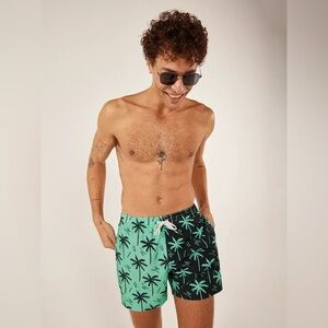 Chubbies Classic Swim Trunks in The Throne of Thighs. 5.5 inch inseam. NWT!